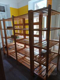 scaffalatura in pino chiaro