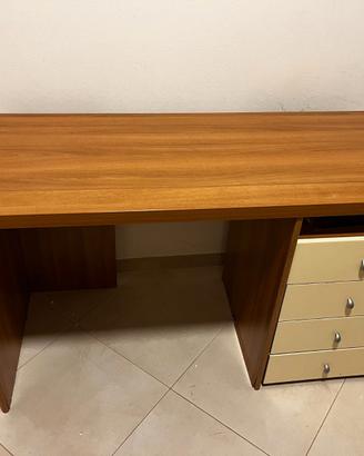 Scrivania + cassettiera estraibile