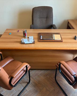 Studio, scrivania, poltrone , libreria