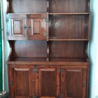 soggiorno rustico con credenza e divano-letto
