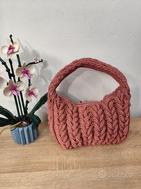 Borsa intrecciata fatta a mano ad uncinetto 