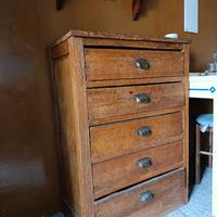 Cassettiera molto vecchia