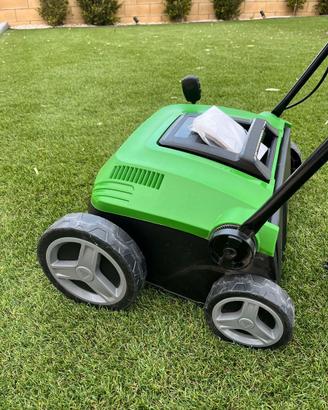 SPAZZOLATRICE PER PRATO SINTETICO 1800W CON SACCO