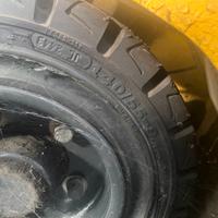 Set 4 pneumatici con cerchio carrello elevatore