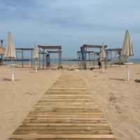 Passerella in legno mare e giardino