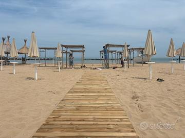Passerella in legno mare e giardino