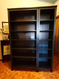 Libreria, marrone-nero HEMNES , legno massiccio