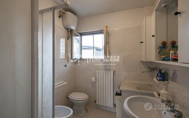 Porzione di bifamiliare con garage e corte