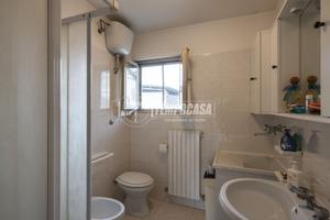 Porzione di bifamiliare con garage e corte