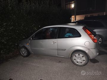 Auto Ford Fiesta 2006 Neopatentati 
