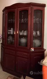 Credenza con vetrina in stile classico