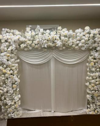 Fiori artificiali per decorazione matrimonio arco