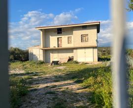 Terreno abitazione con locale di deposito attrezzi