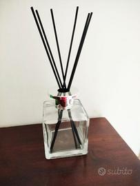 Contenitore in vetro con stecche per fragranze