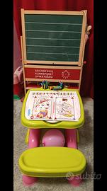 lavagna in legno e scrivania 