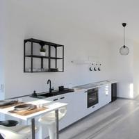 Cucina con elettrodomestici