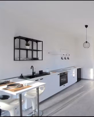 Cucina con elettrodomestici