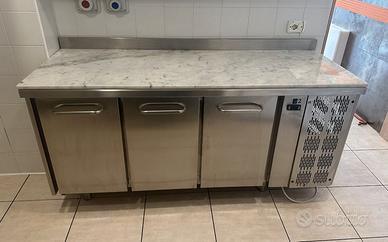Banco-tavolo refrigerato a 3 porte in acciaio inox