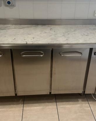 Banco-tavolo refrigerato a 3 porte in acciaio inox