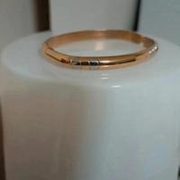 braccialetto in metallo dorato