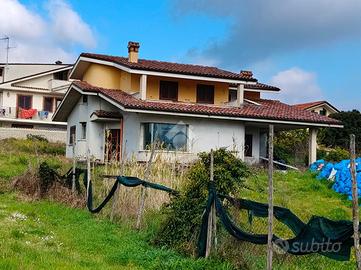 VILLA SINGOLA A LARIANO