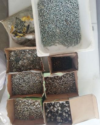 serie di viti e altro in acciaio