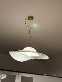 Lampadario e lampada da tavolo