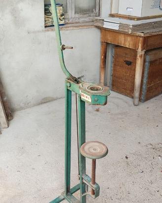 Tappatrice per tappi in sughero