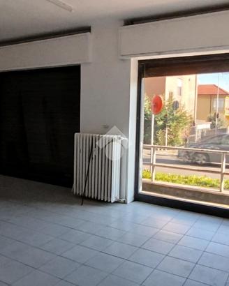 NEGOZIO A GARBAGNATE MILANESE