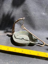 Antica lampada ad olio in bronzo epoca 700
