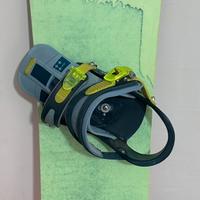 Tavola snowboard con agganci burton