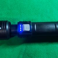 Torcia tattica militare molto luminosa