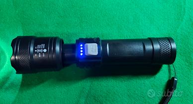 Torcia tattica militare molto luminosa