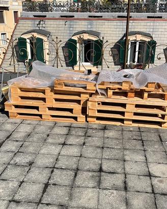 Divano con bancali in pallet e materassi relx