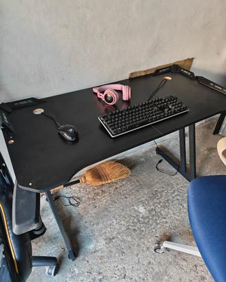 postazione da gamers sedia da gamers ecc...