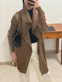 Cardigan autunnale marrone con drappeggio