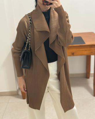 Cardigan autunnale marrone con drappeggio
