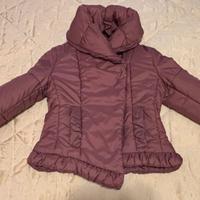 Piumino sportivo. Abbottonatura asimmetrica