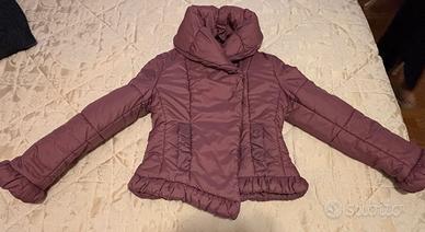 Piumino sportivo. Abbottonatura asimmetrica