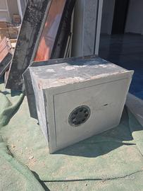 Cassaforte da muro con chiave 