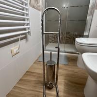 Colonna porta carta igenica e spazzolone