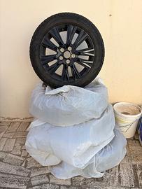 Treno gomme invernali e cerchi Toyota Yaris Cross