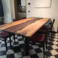 tavolo da salone in legno e resina