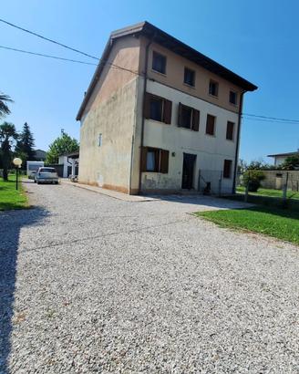Casa in bifamiliare con giardino e doppio posto...