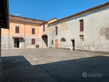 Ampia cascina con terreno