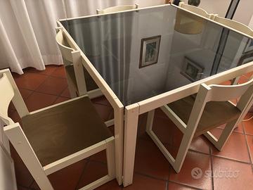 Tavolo in vetro completo di sedie