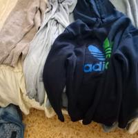 3 maglioni e uno Adidas 