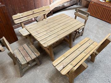 Set tavolo + 2 panche e 2 sedie in pino impregnato