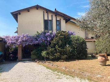 Villa indipendente Massa e Cozzile