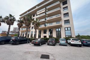 Ufficio con posto auto in stabile di prestigio